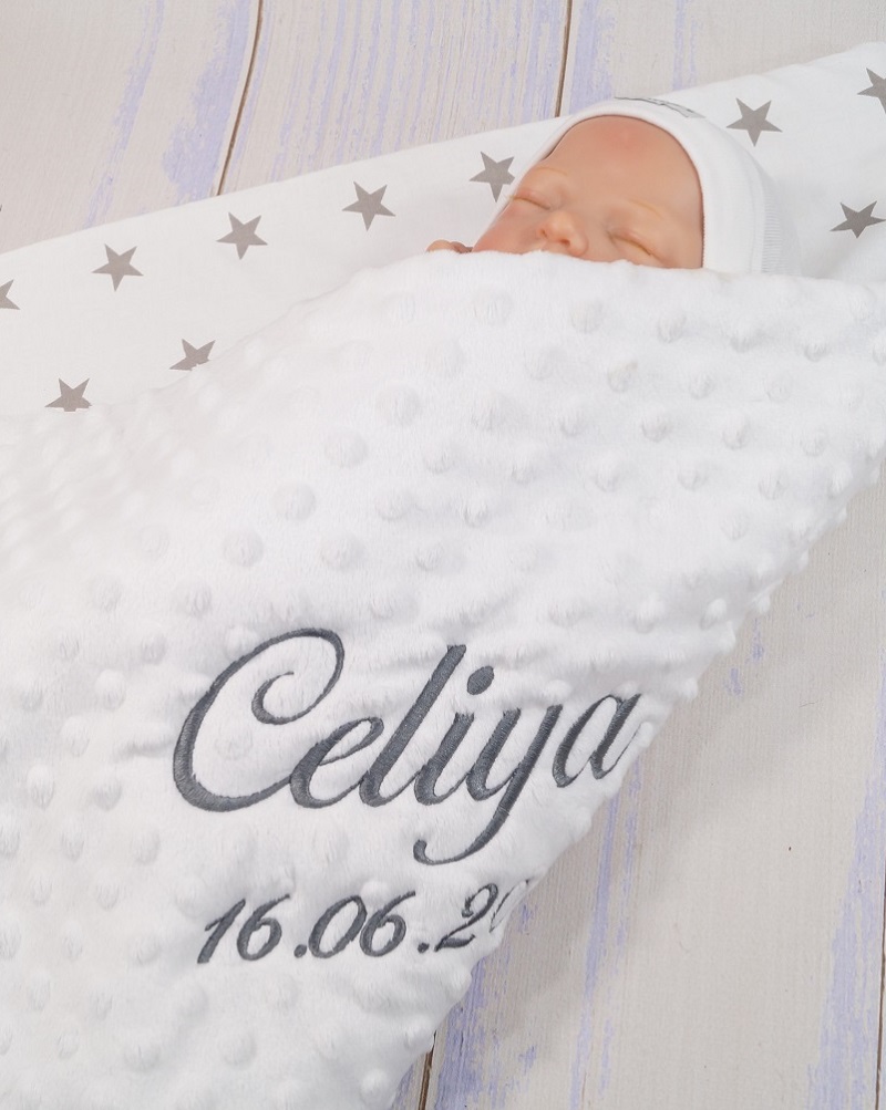 Zweilagige Babydecke mit Namen – Weiß – Sternen