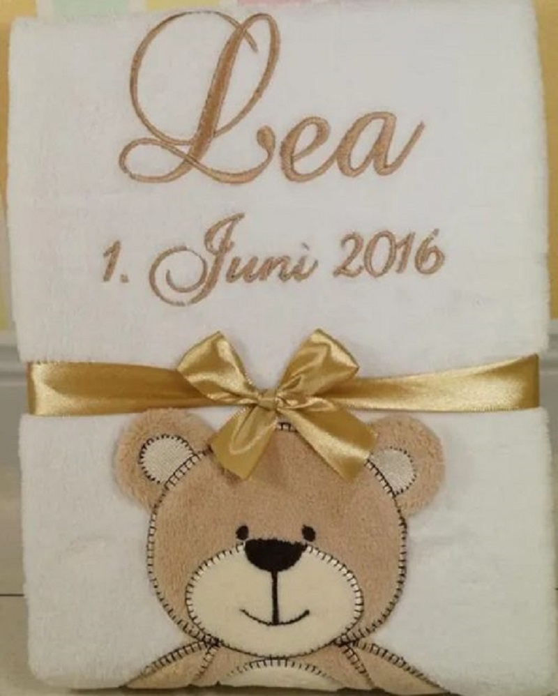 Babydecke mit Namen und Geburtsdatum – Weiss mit Teddybär
