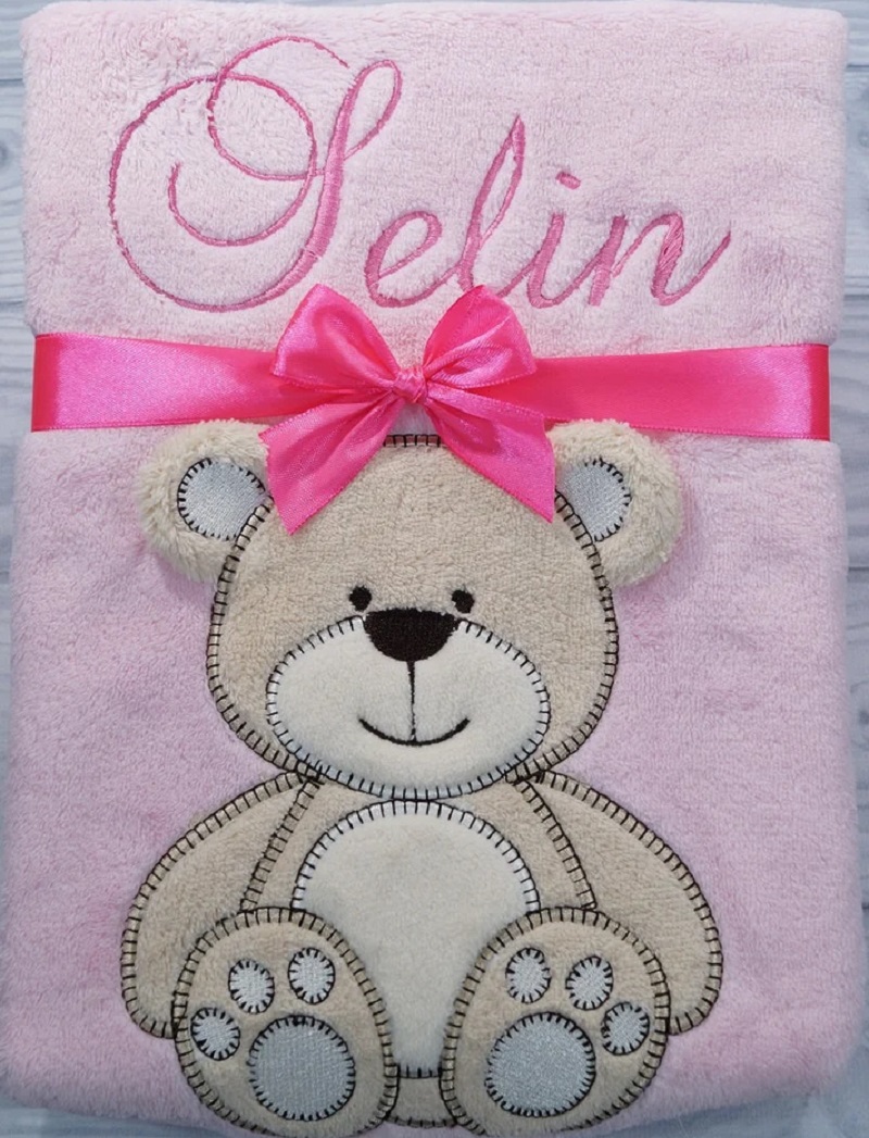 Babydecke mit Namen und Geburtsdatum – Rosa mit Teddybär
