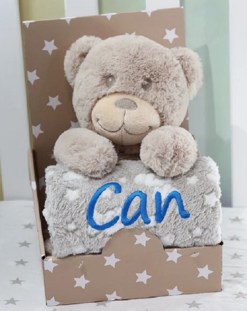 Geschenkset – Babydecke mit Namen + Beige Teddybär