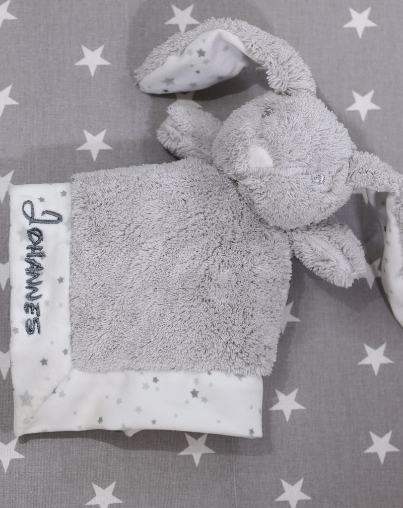Schmusetuch bestickt mit Namen – Grau Hase – Flauschig