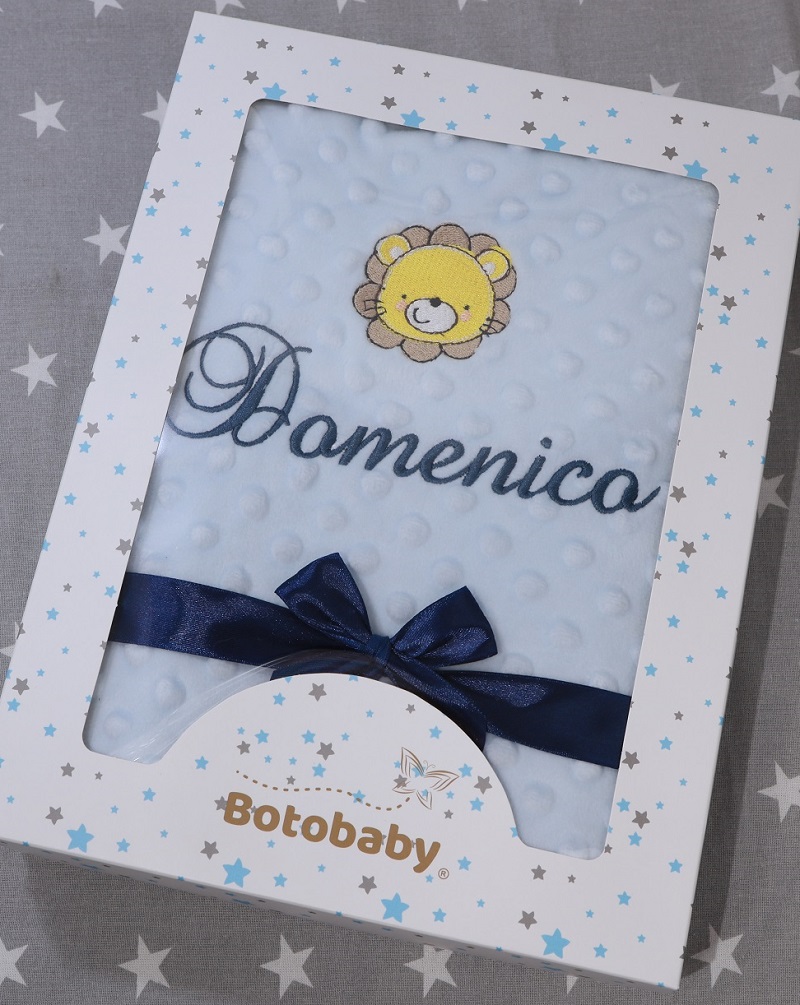 BotoBaby Zweilagige Babydecke mit Namen und Datum Bestickt + Geschenkbox *Blau – Sternen*
