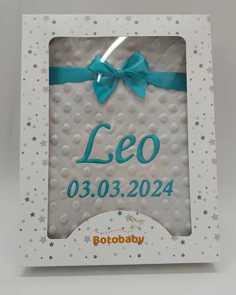 BotoBaby Zweilagige Babydecke mit Namen und Datum Bestickt + Geschenkbox *Grau – Sternen*